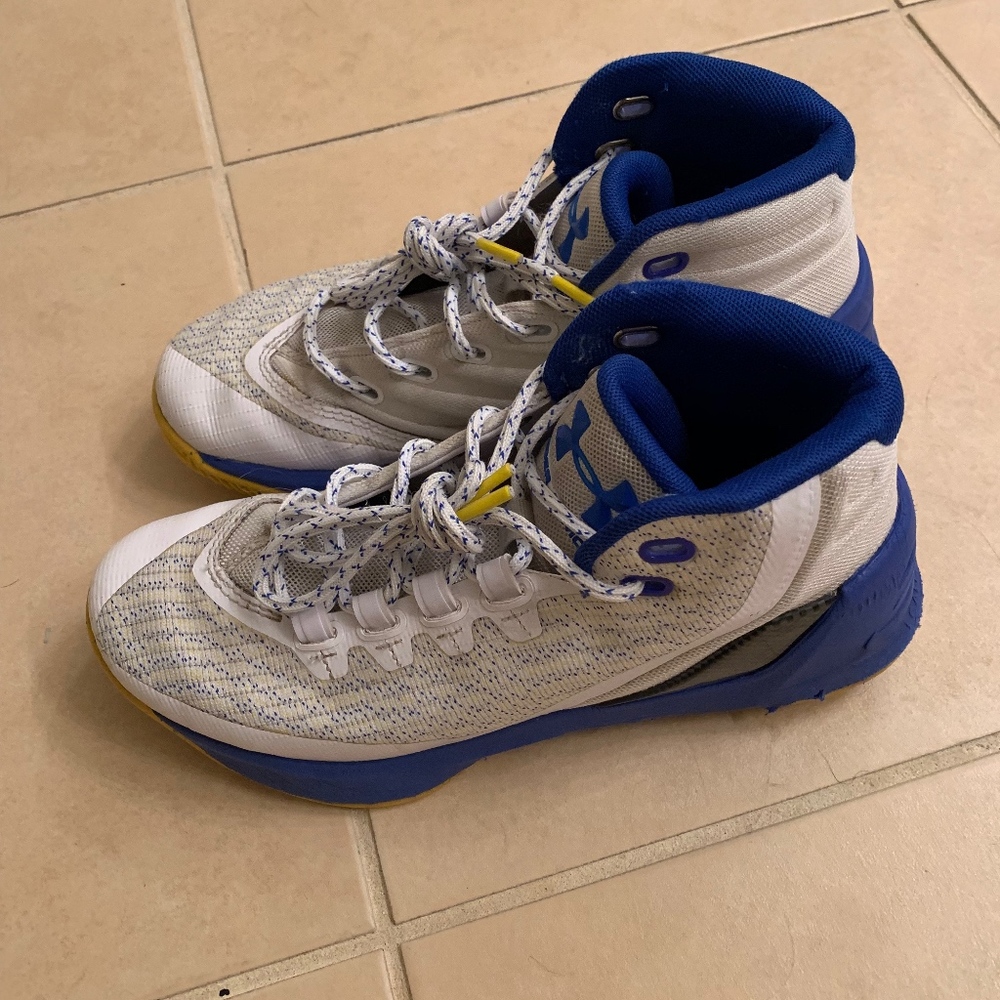 Boys UA Curry 3 Size 4
